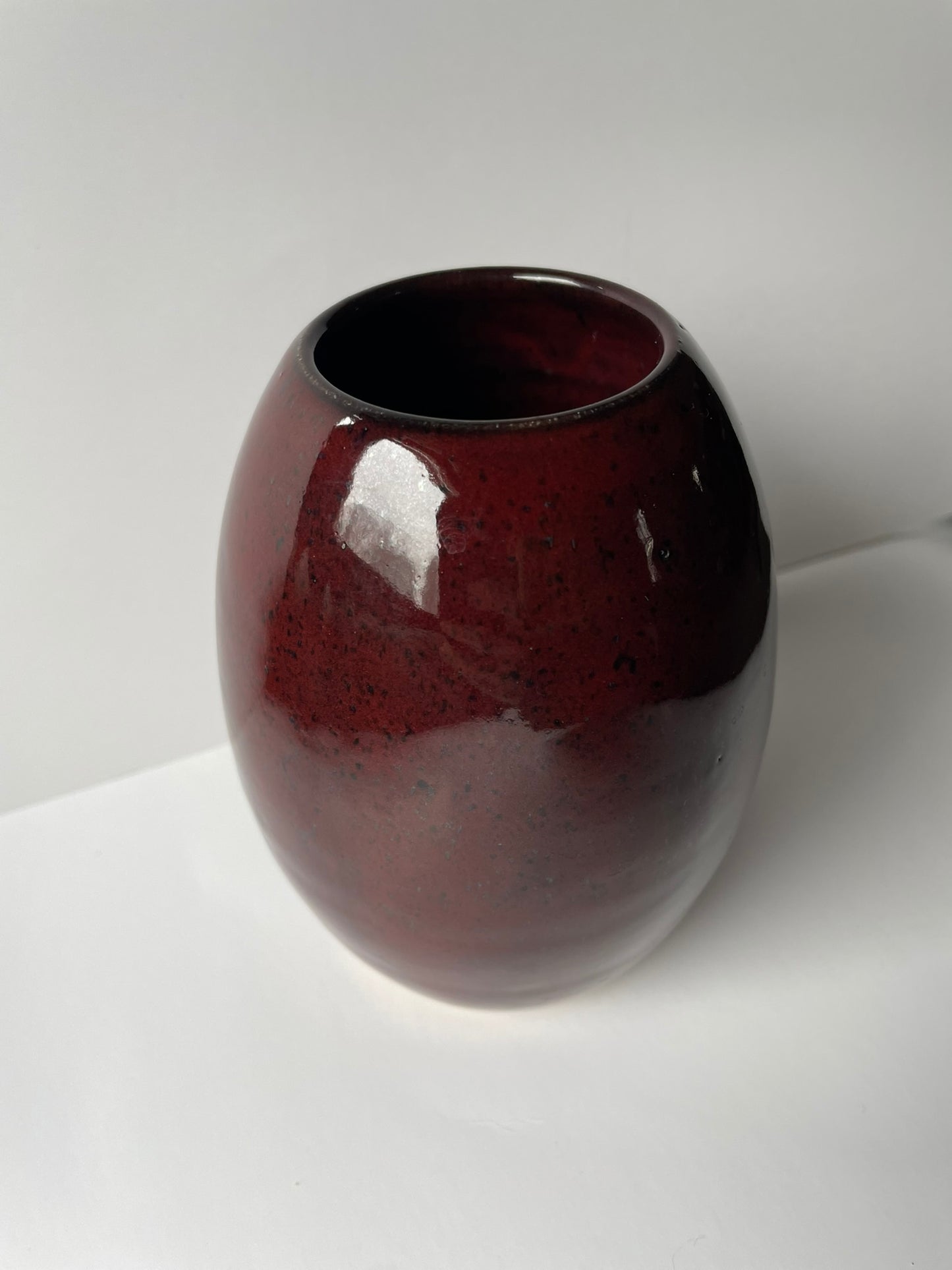 Red oval vase (version 2)