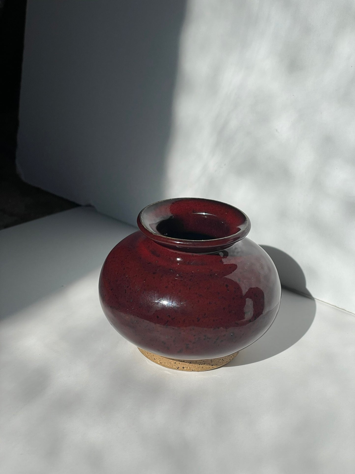 Small red vase, round