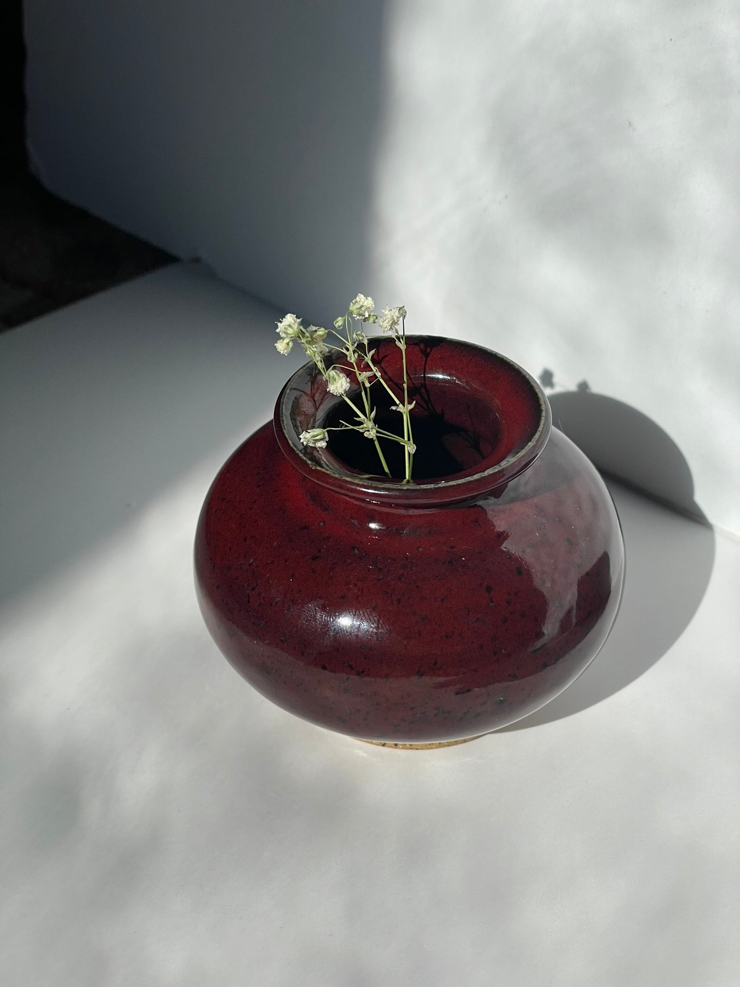 Small red vase, round