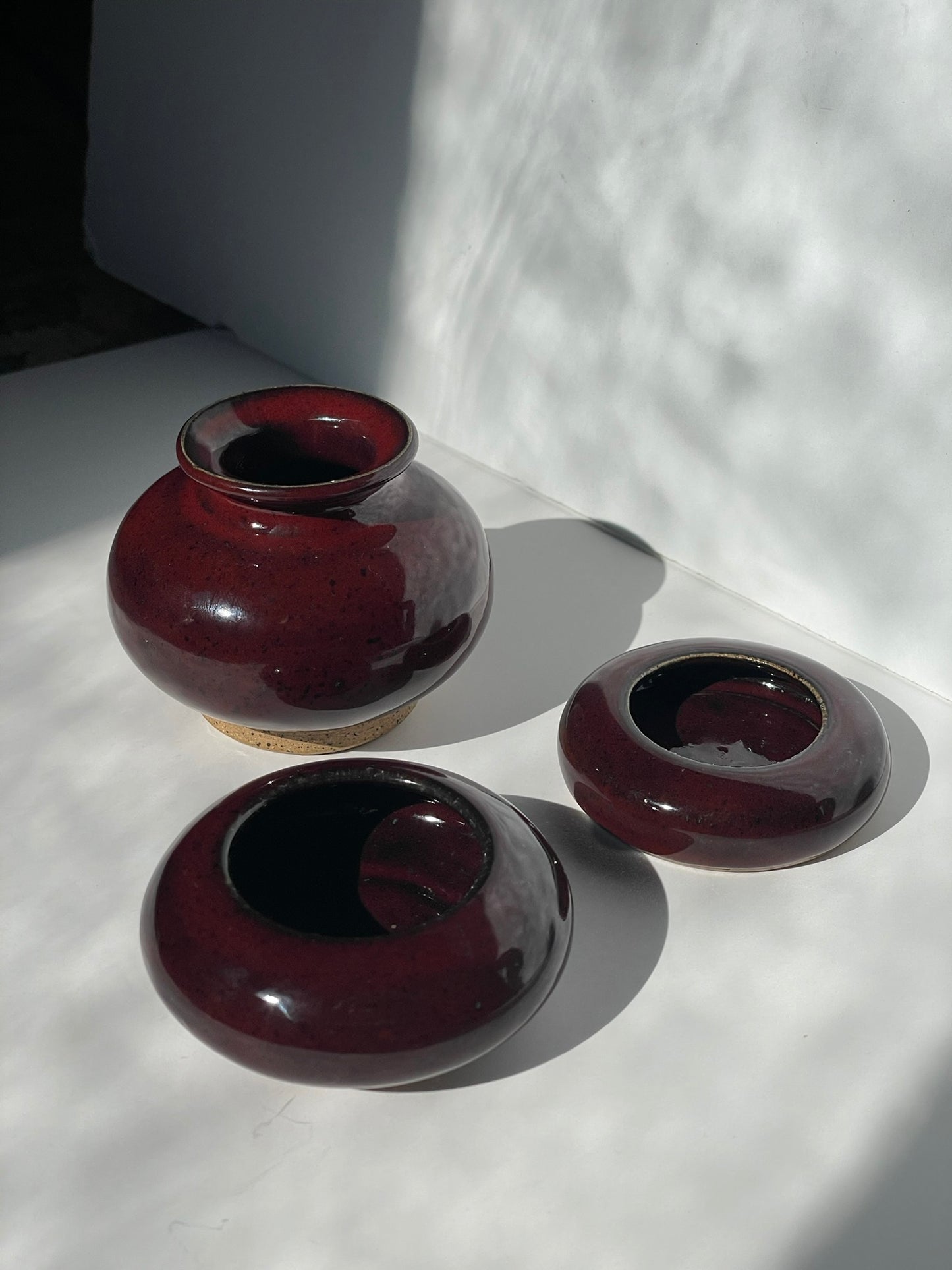 Small red vase, round